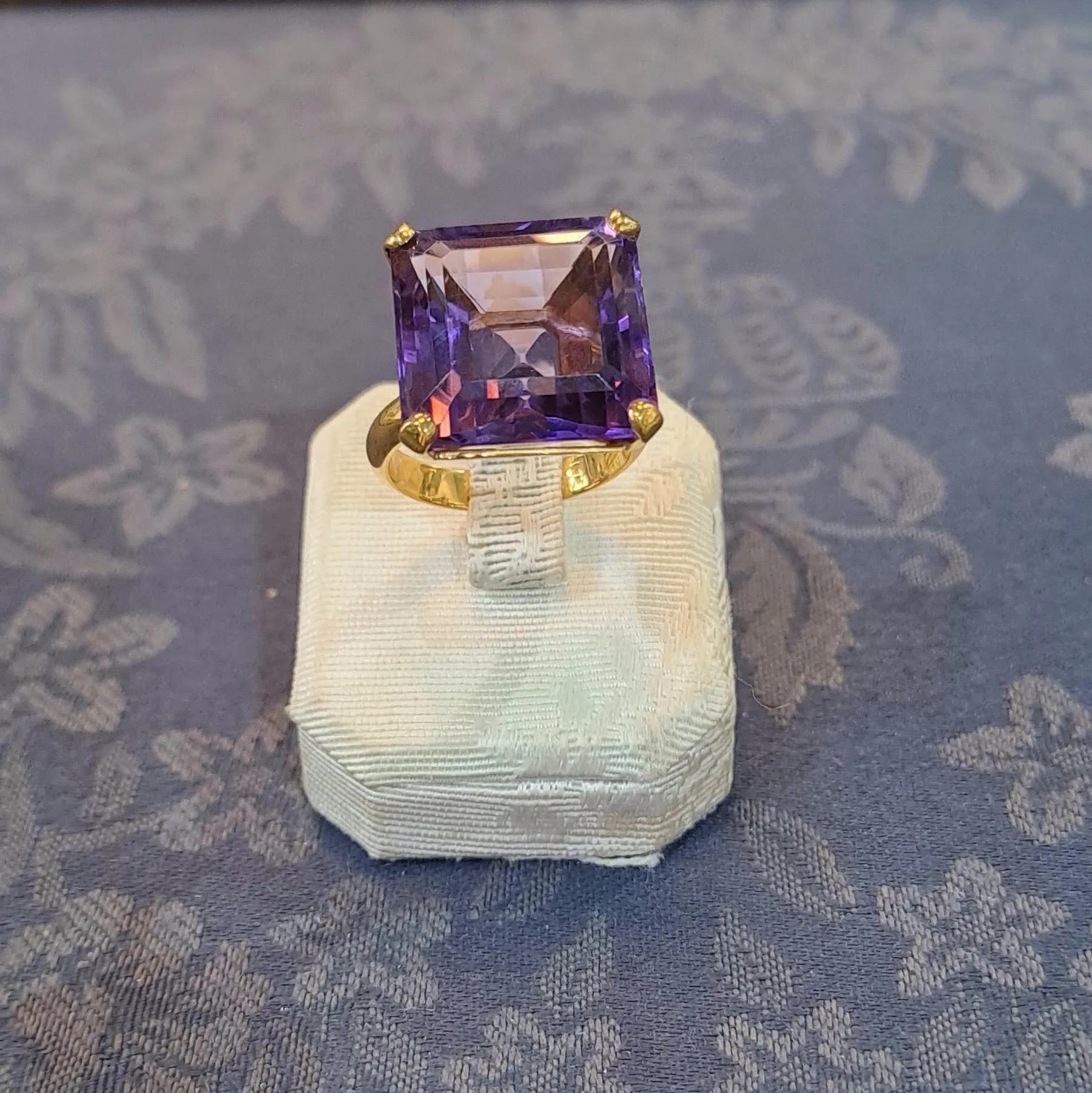 Ring in 18k Gold with amethyst (B-09)