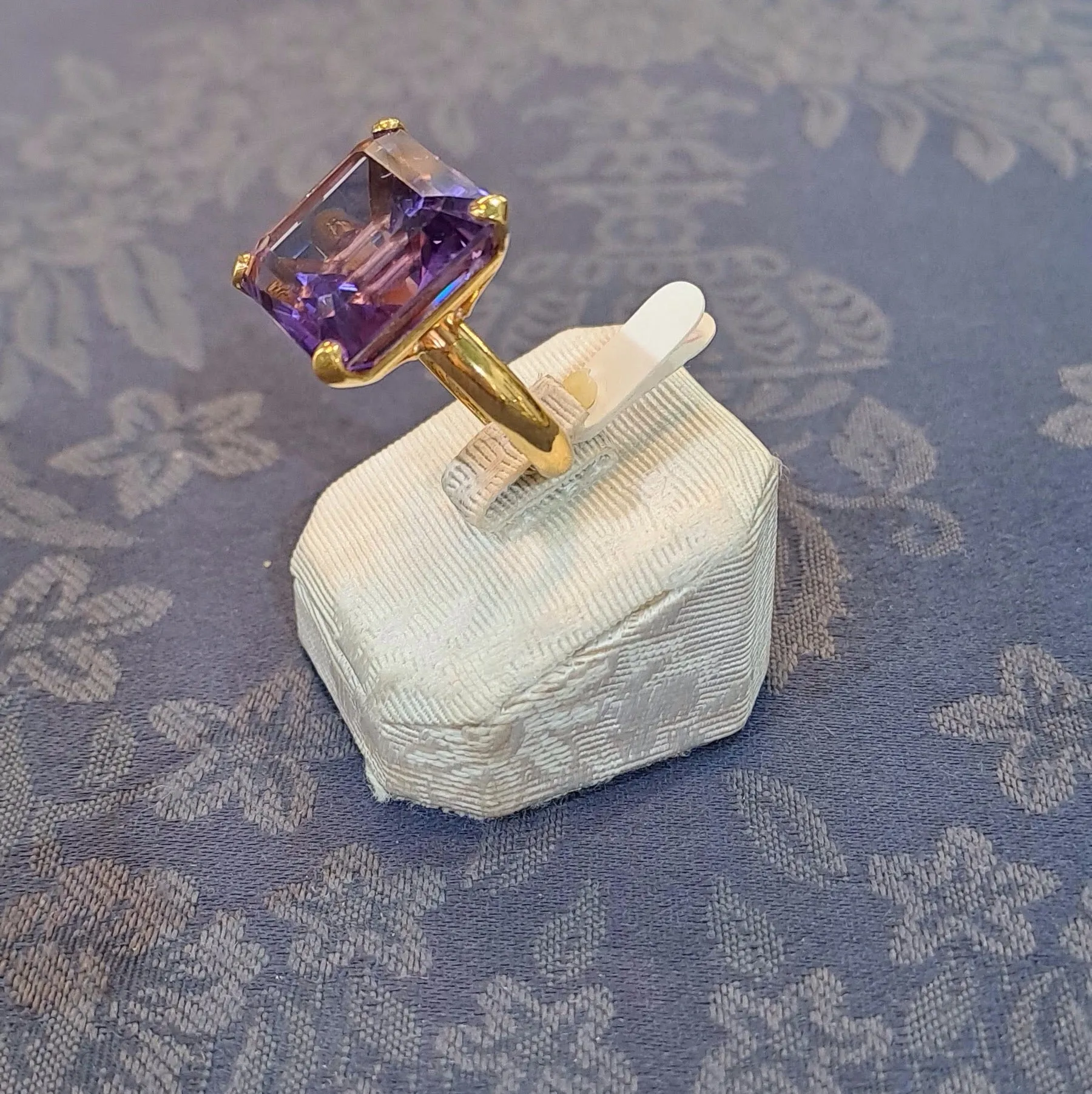 Ring in 18k Gold with amethyst (B-09)